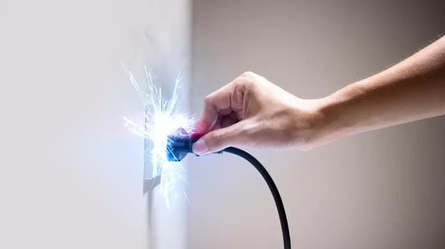 Dlaczego człowiek kopie prądem i jak temu zapobiec w prosty sposób