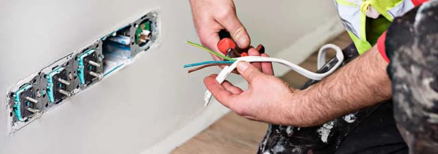 Ile bierze elektryk za godzinę? Poznaj stawki i ukryte koszty
